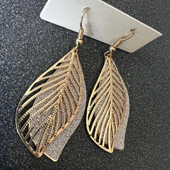 Earrings Gold and silver like pierced earrings new - Picture 2 of 3